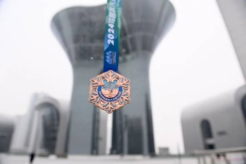 2024乌鲁木齐半程马拉松奖牌样式（2）